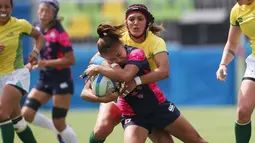 Pemain Rugby dari Brasil, Haline Leme Scatrut berusaha merebut bola dari pemain Jepang, Marie Yamaguchi, di Stadion Deodoro - Rio de Janeiro, Brasil. (7/8). (REUTERS/Alessandro Bianchi)