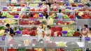 Penjual buah dan sayuran mengenakan masker untuk melawan penyebaran infeksi COVID-19 saat menunggu pelanggan di pasar Bucharest, Rumania, 11 Agustus 2020. Rumania dihadapkan pada peningkatan jumlah infeksi COVID-19 dan terkait kematian selama beberapa minggu terakhir. (AP Photo/Andreea Alexandru)