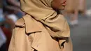 Model berhijab keturunan Amerika-Somalia, Halima Aden berjalan di runway Milan Fashion Week membawakan koleksi Max Mara women's Fall/Winter 2017-2018 di Milan, Kamis (23/2). Halima Aden disejajarkan dengan model ternama, Gigi Hadid. (AP Photo/Luca Bruno)