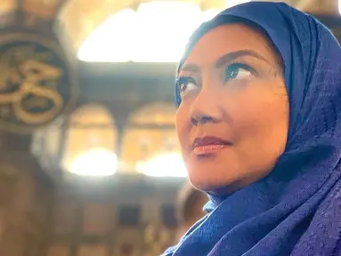 Melalui akun Instagram pribadinya, pemilik nama lengkap Bella Saphira Veronica Simanjuntak ini kerap membagikan potretnya berhijab. Penampilannya yang tertutup itu mendapat banyak pujian dari teman, selebriti hingga para penggemarnya. (Liputan6.com/IG/@bellasaphiraofficial)