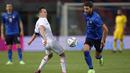 Pemain Italia, Manuel Locatelli, berusaha melewati pemain Republik Ceko, Vladimir Darida, pada laga uji coba di Stadion di Reanto Dall'Ara, Sabtu (5/6/2021). Italia menang dengan skor 4-0. (AP/Antonio Calanni)