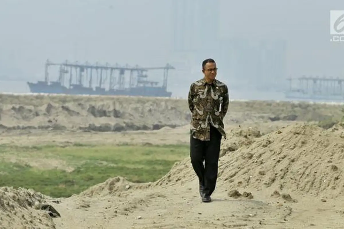 Gaya Gubernur DKI Jakarta Anies Baswedan saat memantau penyegelan bangunan di Pulau Reklamasi, Teluk Jakarta, Kamis (7/6). Anies tampak mengenakan baju batik lengan panjang dan celana hitam. (Liputan6.com/HO/Deka Wira Saputra)