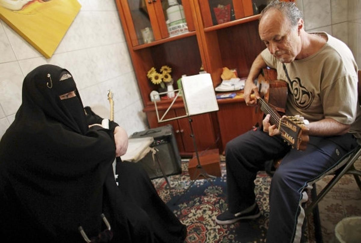 Wanita muslim bercadar ini ternyata gitaris band metal