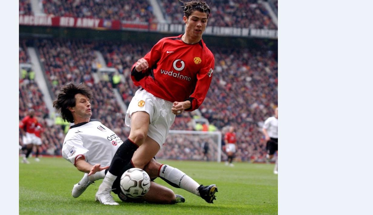 Pemain MU, Cristiano Ronaldo, berebut bola dengan pemain Fulham, Jerome Bonissell, dalam laga Liga Inggris di Stadion Old Trafford, Manchester, 25 Oktober 2003. (AFP/Paul Barker)