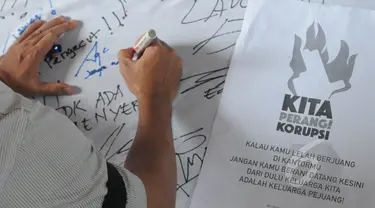 Pegawai KPK menandatangani dukungan unjuk rasa di halaman gedung KPK, Jakarta, Selasa (3/3/2015). Dalam aksinya, pegawai KPK menolak putusan Plt Pimpinan KPK yang melimpahkan kasus Komjen Pol Budi Gunawan ke Kejaksaan Agung. (Liputan6.com/Herman Zakharia)