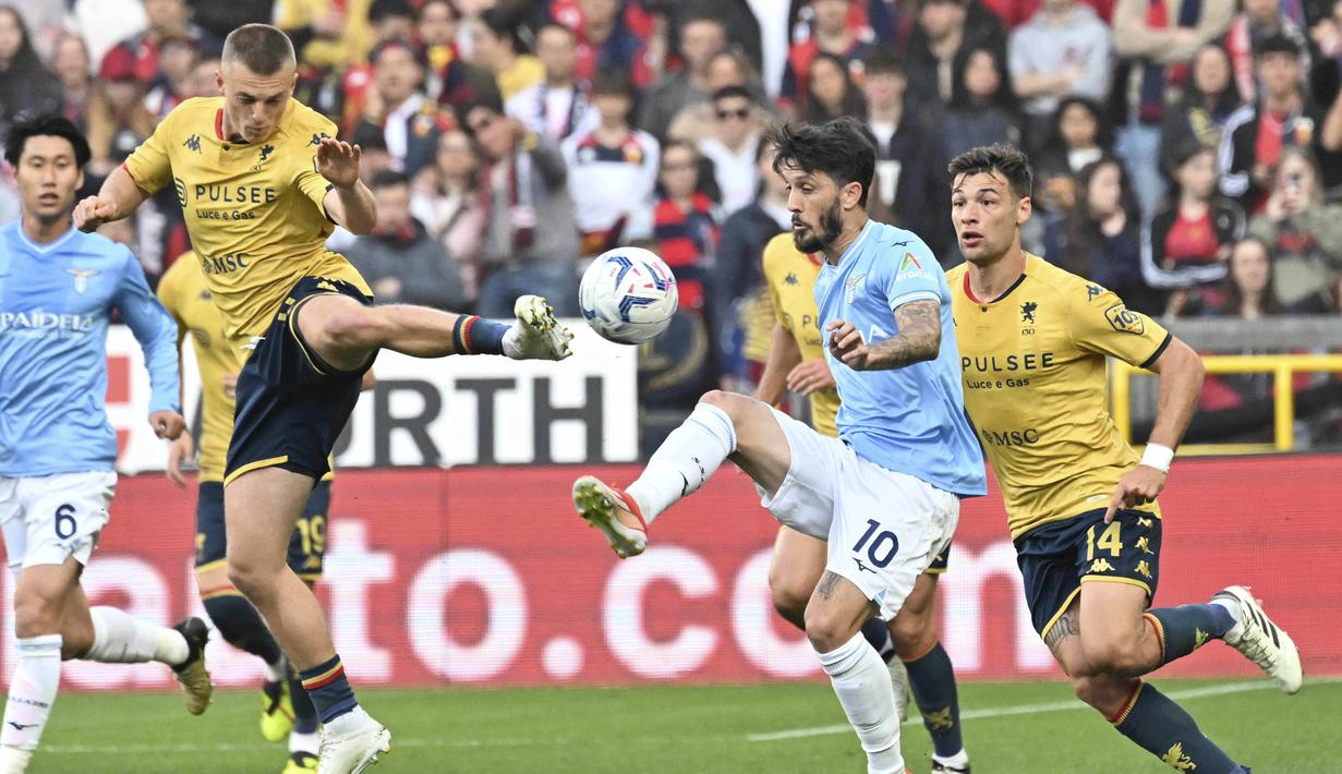 Pemain Lazio, Luis Alberto, berebut bola dengan pemain Genoa, Albert Gudmundsson, pada laga Liga Italia di Stadion Luigi Ferraris, Sabtu (20/4/2024). Kemenangan ini membuat Lazio untuk sementara naik ke peringkat kelima klasemen Liga Italia dengan 52 poin dari 33 laga. (Tano Pecoraro/LaPresse via AP)