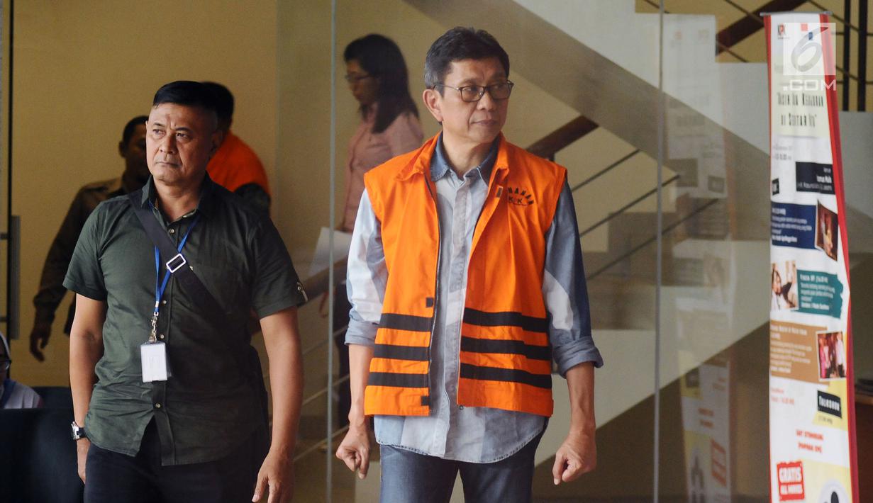 Wali Kota Batu nonaktif, Eddy Rumpoko usai menjalani pemeriksaan di Gedung KPK, Jakarta, Senin (25/9). Eddy menjalani pemeriksaan perdana sebagai tersangka dugaan suap pengadaan barang dan jasa di Pemkot Batu 2017. (Liputan6.com/Helmi Fithriansyah)