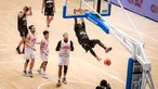 Pemain Indonesia Patriots, Dame Diagne melakukan slam dunk pada laga Indonesia International Basketball Invitational melawan Timnas Basket Indonesia di Indonesia Arena, Senayan, Jakarta, Rabu (02/08/2023). (Bola.com/Bagaskara Lazuardi)