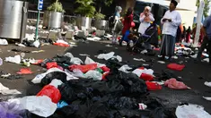 Puluhan sampah plastik berserakan usai pelaksanaan salat Idul Fitri di Masjid Istiqlal, Jakarta, Rabu (6/7). Sampah-sampah plastik bekas bungkus sepatu jemaah saat salat Id dibuang begitu saja di halaman masjid. (Liputan6.com/Faizal Fanani)