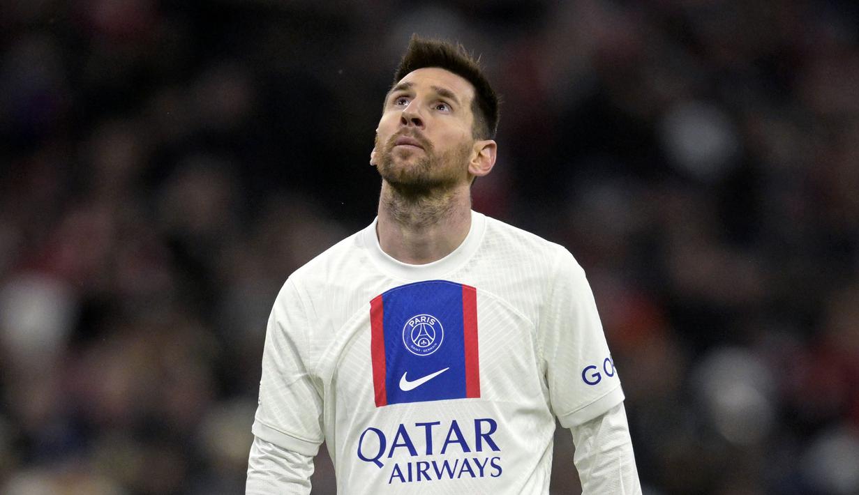 <p>Reaksi kecewa pemain Paris Saint-Germain, Lionel Messi setelah timnya kalah dari Bayern Munchen pada laga 16 besar Liga Champions 2022/2023 di Allianz Arena, Munchen, Jerman, Kamis (09/03/2023) WIB. PSG kalah dengan skor 0-2. Messi gagal tampil baik pada laga tersebut dengan hanya membuat satu tembakan tepat sasaran. Sang pemain juga salah menempatkan tiga dari empat percobaan bola panjang, kehilangan penguasaan bola 19 kali, dan menjadi yang terbaik kedua dalam delapan duel lapangan. (AP Photo/Andreas Schaad)</p>