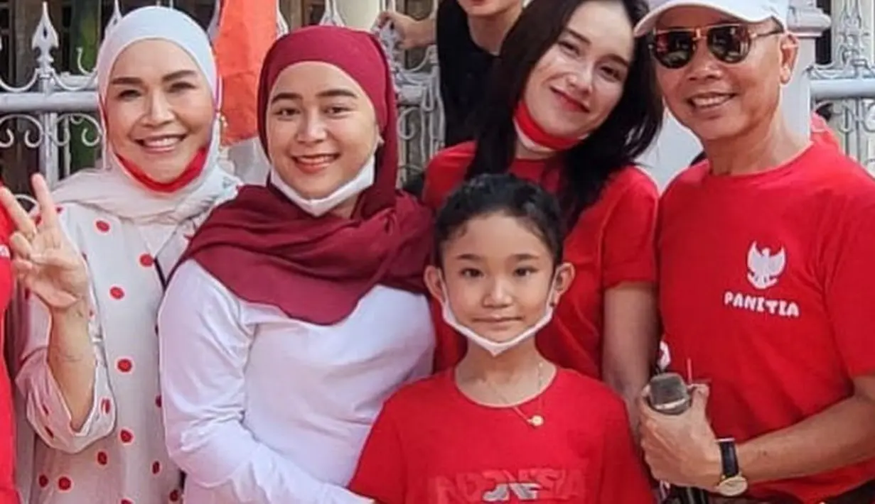 Enggak mau kalah, Ayu Ting Ting dan keluarga juga pakai kaus serba merah dan putih dengan gambar burung garuda. (Instagram/ayutingting92).