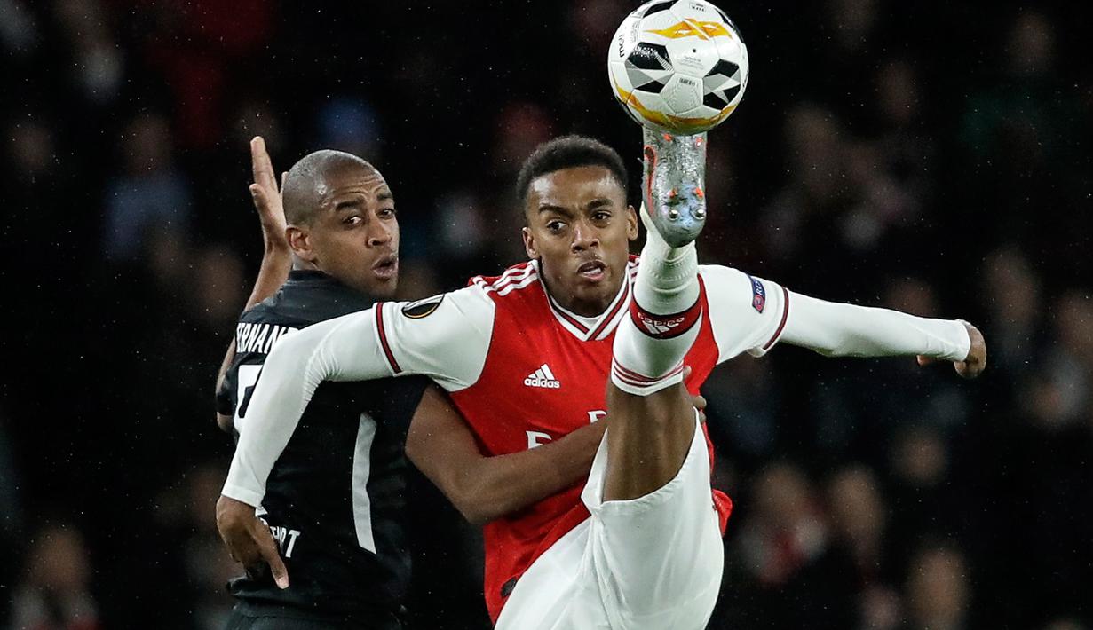 Pemain Eintracht Frankfurt, Gelson Fernandes, berebut bola dengan gelandang Arsenal Joe Willock pada matchday kelima Grup F Liga Europa di Emirates Stadium, London, Kamis (28/11/2019). Arsenal ditaklukkan Eintracht Frankfurt dengan skor 1-2 di kandang mereka sendiri. (AP/Matt Dunham)