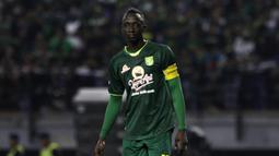 Makan konate - Gelandang serang kelahiran Mali ini resmi berlabuh ke Persebaya dari Arema FC pada awal musim Shopee Liga 1 2020. Kedatangan Konate diharapakan bisa membawa Persebaya tampil lebih kompetitif. (Bola.com/Yoppy Renato)