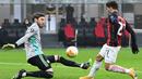Gelandang AC Milan, Brahim Diaz, berusaha mencetak gol ke gawang Celtic pada laga lanjutan Liga Europa di Stadion San Siro, Jumat (4/12/2020) dini hari WIB. AC Milan menang 4-2 atas Celtic. (AFP/Vincenzo Pinto)