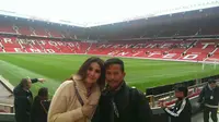 Pelatih Persib Bandung Djadjang Nurdjaman bersama putrinya Marlina Nurdjaman di Stadion Old Trafford