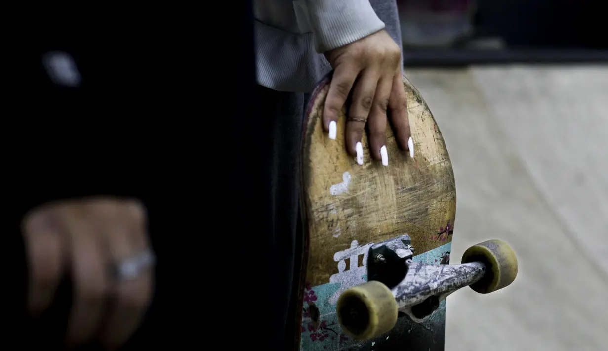 Seorang gadis memegang skateboard saat latihan dalam Girl Power Day di Sao Paulo, Brasil, Rabu (4/8/2021). Keberhasilan atlet muda Brasil Rayssa Leal (13) meraih perak Olimpiade Tokyo 2020 membuat perempuan muda di negaranya berharap menjadi bintang skateboard berikutnya. (AP Photo/Marcelo Chello)