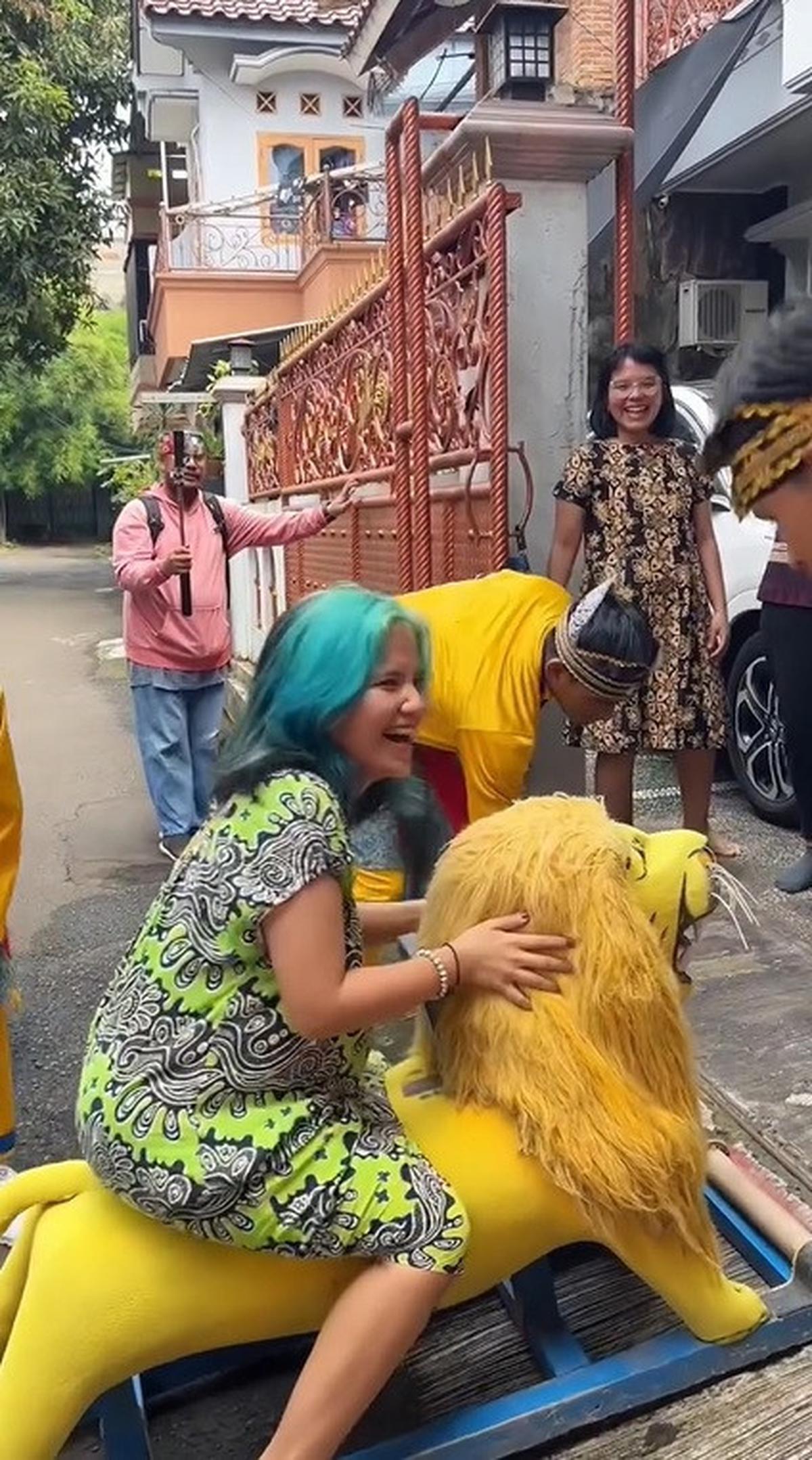 Potret Idgitaf Dapat Suprise, Masih Pakai Daster Diarak Keliling Komplek - Sebut Ulang Tahun Tergong