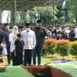 Kepala Staf Kepresidenan RI Moeldoko, di pemakaman sang istri, almarhumah Koesni Harningsih, di Taman Makam Pahlawan (TMP) Bahagia, Tangerang Selatan. (Dok. Liputan6.com/Pramita Tristiawati)