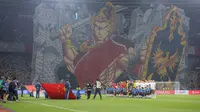 Tifo Raden Wijaya dibentangkan oleh La Grande Indonesia saat Timnas Indonesia melawan China dalam laga Kualifikasi Piala Dunia 2026 zona Asia di Stadion Utama Gelora Bung Karno (SUGBK) Senayan, Jakarta, Kamis (5/6/2025). (Bola.com/Bagaskara Lazuardi)