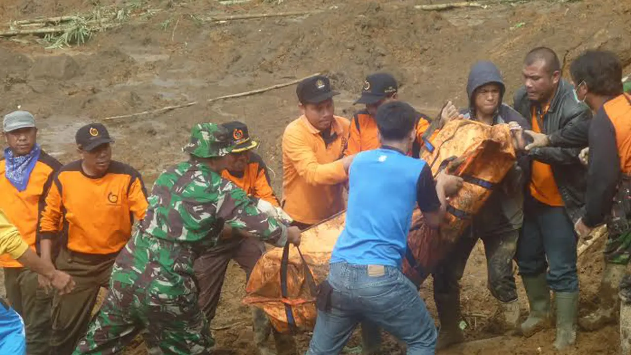 Pencarian Korban Longsor Banjarnegara Masih Pakai Cara Manual