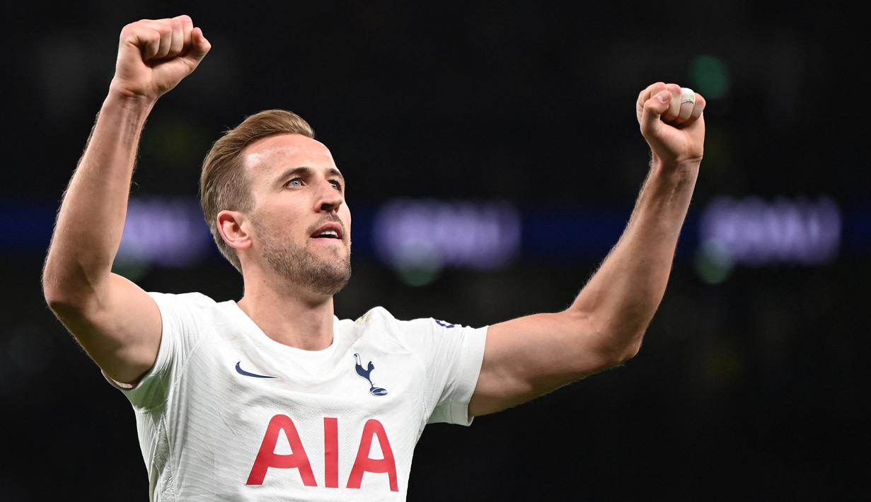 Striker Tottenham Hotspur, Harry Kane baru saja bergabung dalam daftar 5 Besar top skor Liga Inggris sepanjang masa. Tambahan dua golnya saat membantai Everton 5-0 sudah cukup untuk melewati raihan 175 gol Thierry Henry yang sebelumnya ada di posisi ke-5. (AFP/Daniel Leal)
