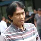 Pengamat musik Bens Leo turut hadir memberikan belasungkawa atas meninggalnya Eddy Silitonga di rumah duka RS Fatmawati, Jakarta, Kamis (25/8). Eddy Silitonga memang tengah menjalani perawatan di RS karena penyakit jantung (Liputan6.com/Immanuel Antonius)