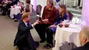 Pangeran Harry duduk dilantai saat berbincang dengan pemenang Penghargaan Anak Inspirasional berusia 11-14 tahun, Sasha Burrell saat menghadiri WellChild Awards di London, Inggirs (16/10). (AFP Photo/Pool/Matt Dunham)
