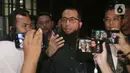 Direktur/Pemilik PT Zahra Oto Mandiri (Uhud Tour) yang juga pendakwah, Khalid Zeed Abdullah Basalamah, menjawab pertanyaan pewarta usai menjalani pemeriksaan di Gedung Merah Putih Komisi Pemberantasan Korupsi (KPK), Jakarta, Kamis (23/4/2026). (Liputan6.com/Helmi Fithriansyah)