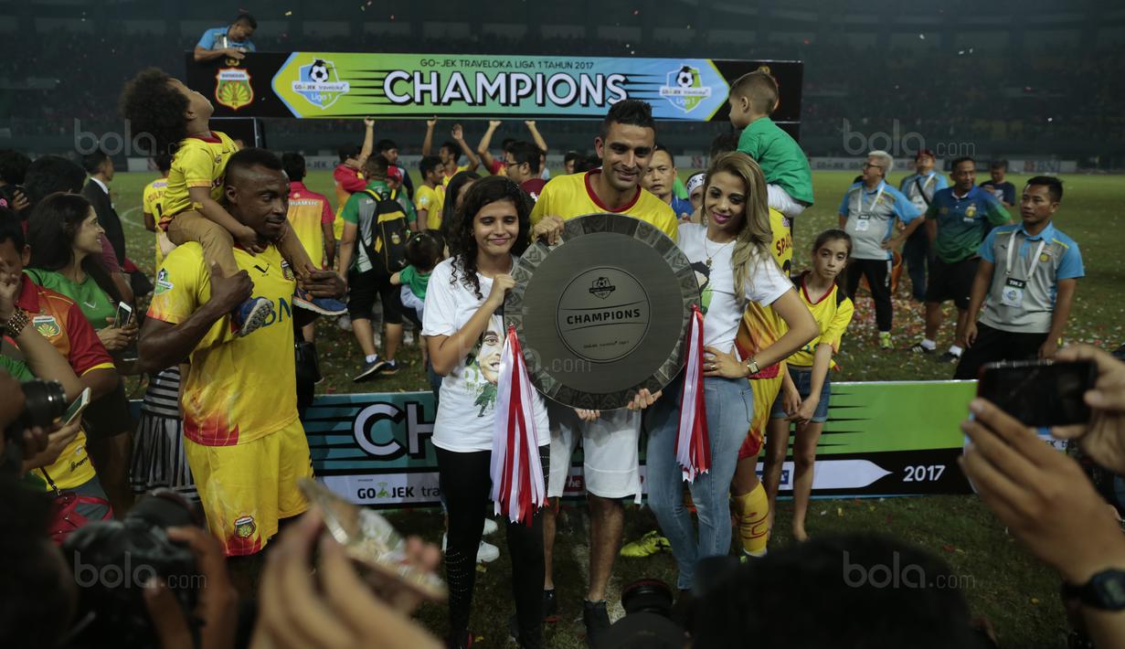 Pemain Bhayangkara FC, Otavia Dutra dan Guy Junior bersama keluarganya merayakan keberhasilan meraih gelar juara Liga 1 2017 di Stadion Patriot Bekasi, Sabtu (12/11/2017). Bhayangkara kalah 1-2 lawan Persija. (Bola.com/Nicklas Hanoatubun)