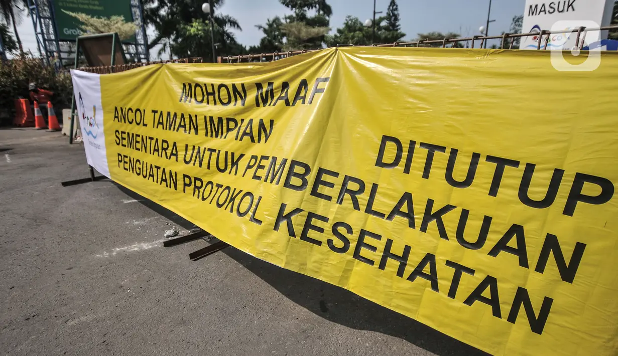 Spanduk pemberitahuan penutupan sementara Taman Impian Jaya Ancol, Jakarta, Minggu (16/5/2021). Penutupan Ancol berdampak pada sepinya pedagang makanan dan minuman di luar area wisata. (merdeka.com/Iqbal S. Nugroho)