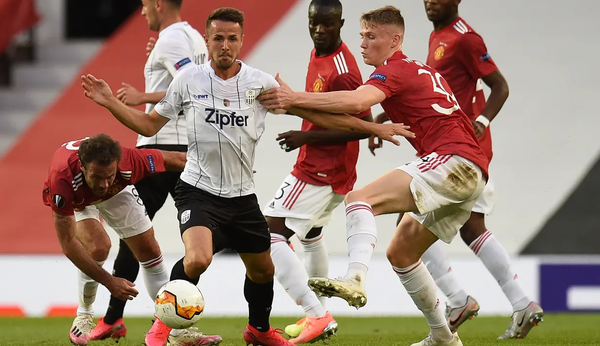 Gelandang Manchester United, Scott McTominay, berebut bola dengan gelandang LASK, Rene Renner, pada laga leg kedua 16 besar Liga Europa 2019/2020 di Old Trafford, Kamis (6/8/2020) dini hari WIB. Manchester United menang agregat 7-1 atas LASK. (AFP/Oli Scarff)