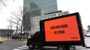 Sebuah tulisan bertema kepedulian untuk Suriah pada mobil box yang mengelilingi gedung PBB di New York (22/2). Kampanye kemanusian untuk Suriah ini dilakukan jelang pemilihan Dewan Keamanan PBB di New York. (AFP Photo/Timothy A. Clary)