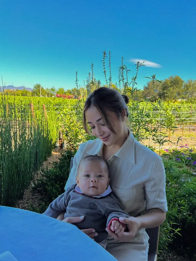 Bagikan Makan Siang, Ini 7 Momen Nikita Willy Kunjungi SD di Sumba