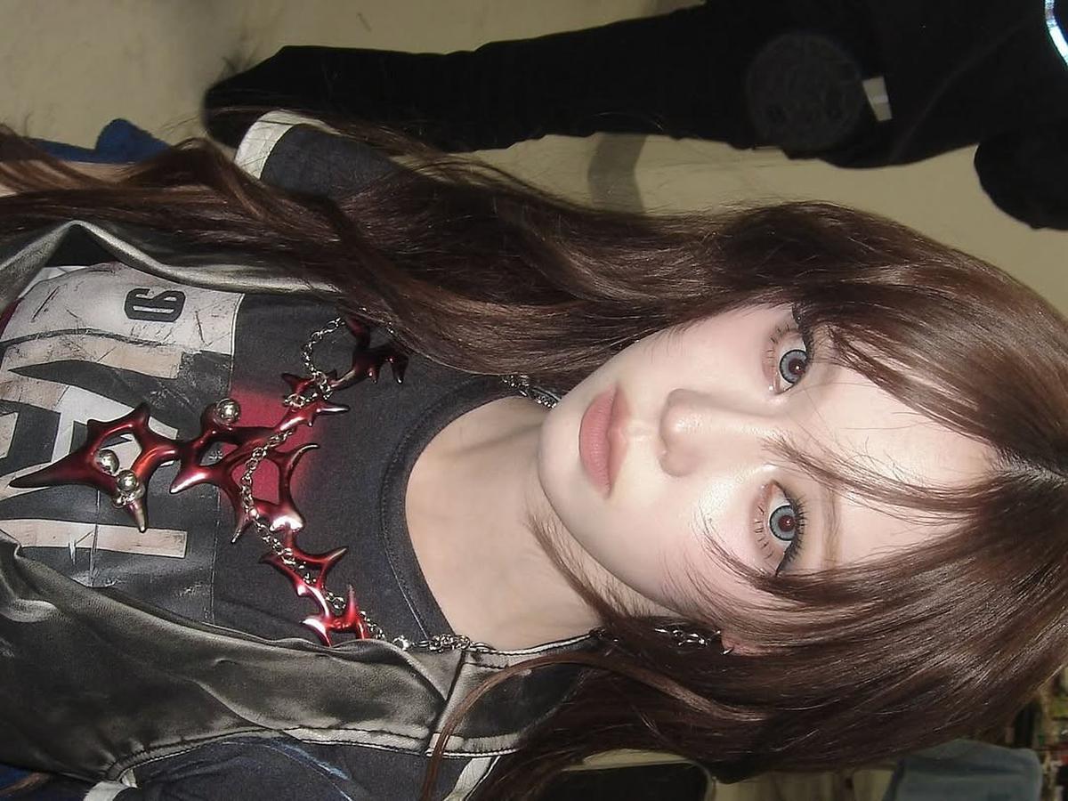 Potret Close Up Terbaru Winter Aespa, Perlihatkan Wajah Cantik dengan Setelan Gothic