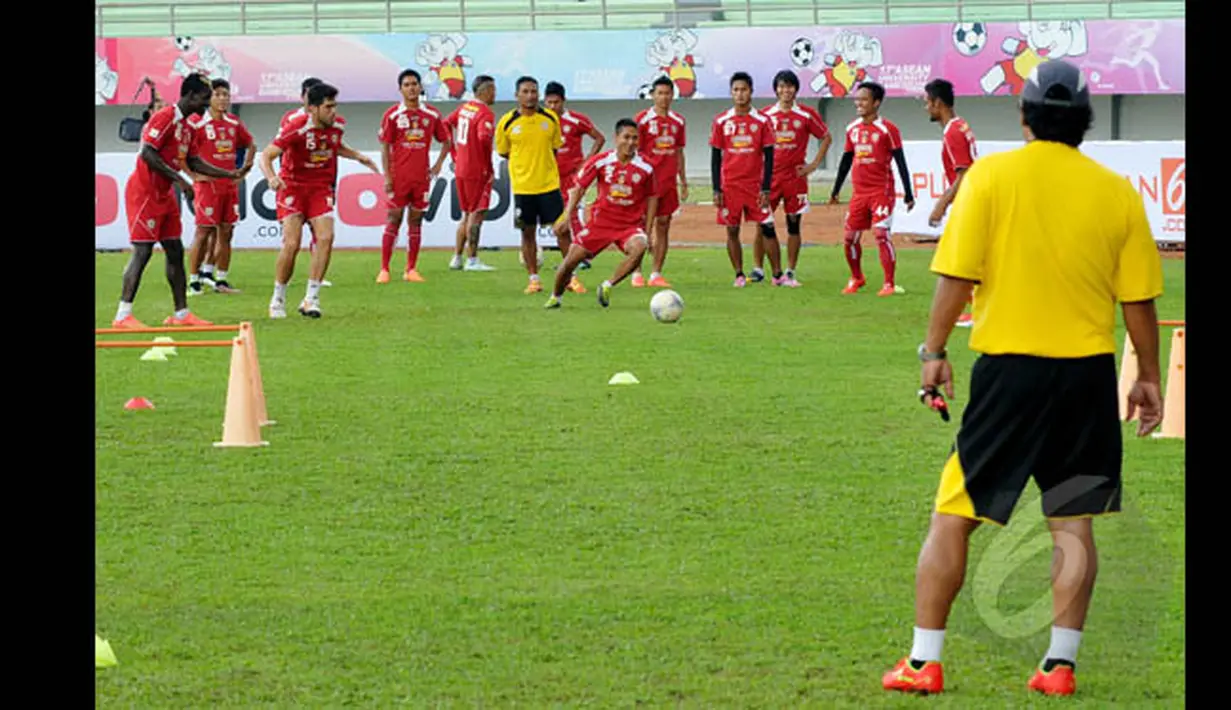 Memasuki babak semifinal laga pamungkas Grup A SCM Cup 2015, pemain Arema Cronus berlatih dan tes rumput di Stadion Jakabaring Palembang, Sabtu (24/1/2015). (Liputan6.com/Johan Tallo)