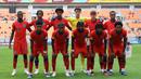 <p>Para pemain Starting XI Timnas Inggris U-17 berfoto sebelum dimulainya laga pertama Grup C Piala Dunia U-17 2023 menghadapi Timnas Kaledonia Baru U-17 di Jakarta International Stadium (JIS), Jakarta, Sabtu (11/11/2023). (Bola.com/Ikhwan Yanuar)</p>