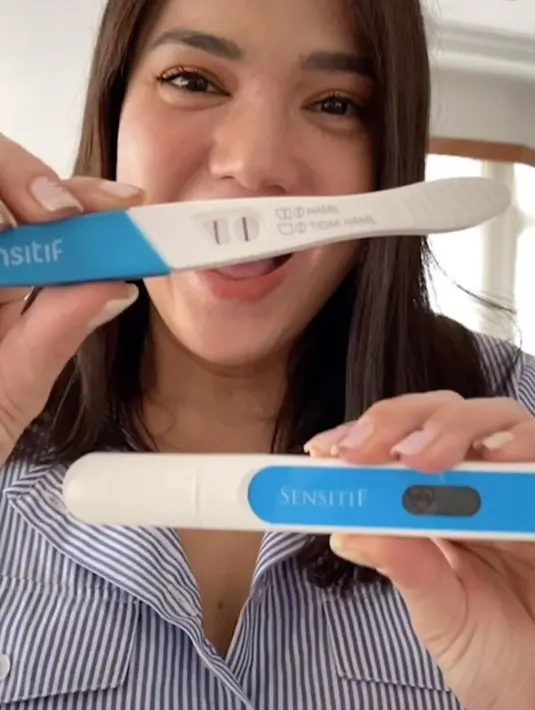Tidak tanggung-tanggung, Alice menggunakan dua test pack sekaligus, digital dan manual. Menunggu beberapa saat, hasilnya menunjukan positif. Wajah bahagia pun terlihat di wajah Alice dalam video tersebut. (Instagram/alicenorin)