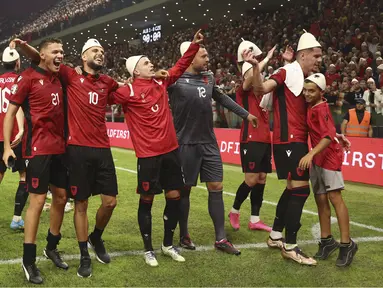 Para pemain Albania merayakan kemenangan mereka atas Republik Ceko dalam lanjutan laga Grup E Kualifikasi Euro 2024 di Air Albania Stadium, Jumat (13/10/2023). (AP Photo/Franc Zhurda)