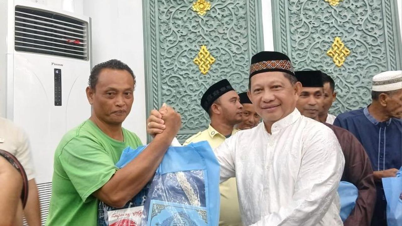 Mendagri Serahkan Bantuan Al Quran Presiden Prabowo untuk Warga Banda Aceh