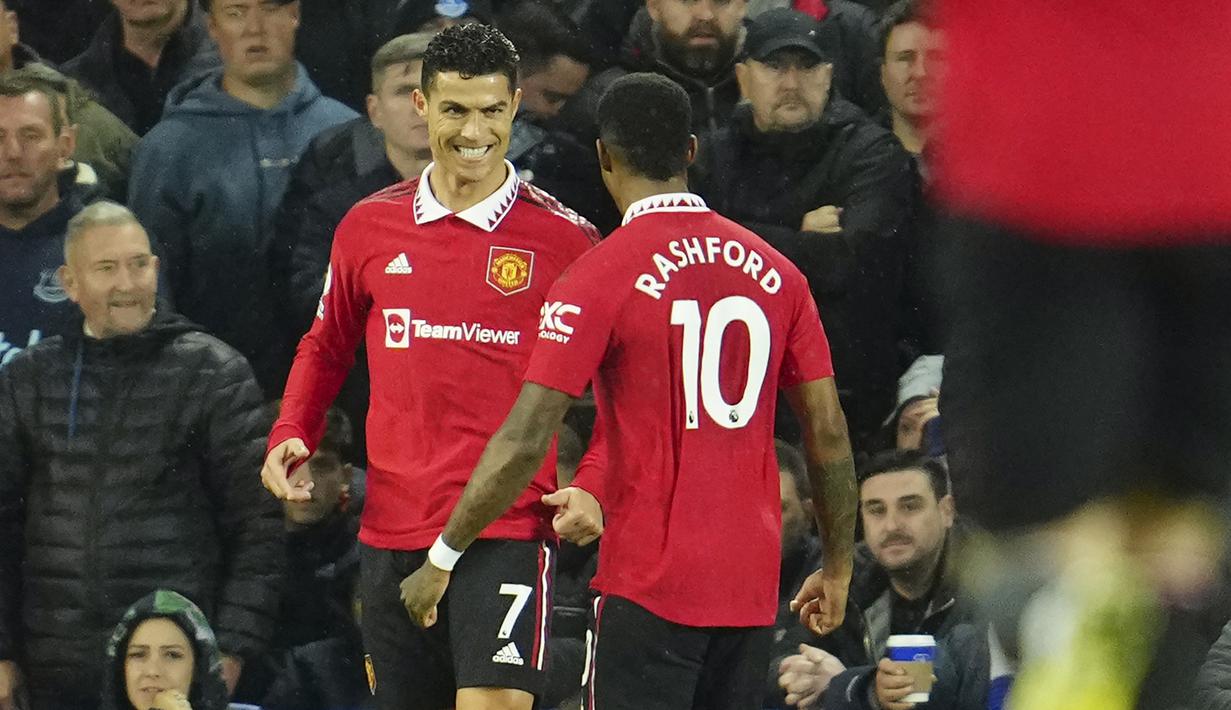 Cristiano Ronaldo. Striker dan megabintang Portugal yang saat Euro 2008 baru berusia 23 tahun ini tampil dalam 3 laga Timnas Portugal dengan torehan 1 gol dan 2 assist. Ia hanya absen dengan duduk di bangku cadangan saat Portugal kalah 0-2 dari Swiss pada matchday ketiga Grup A. Kini di usianya yang telah menginjak 37 tahun ia masih aktif bermain dengan kembali memperkuat Manchester United di periode keduanya. (AP/Jon Super)