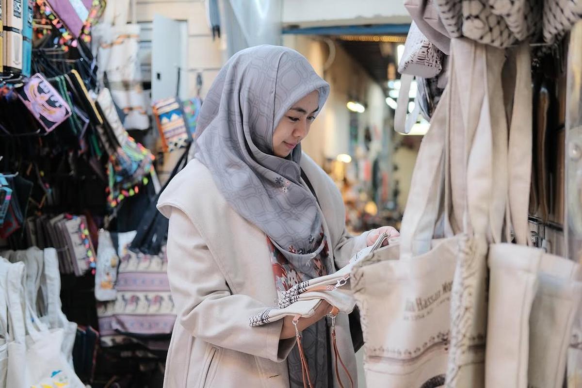 Potret Oki Setiana Dewi Asyik Belanja di Pasar Khan El Khalili