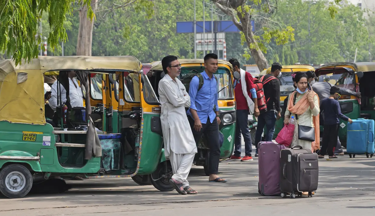 Penumpang wanita tiba di stasiun kereta api dan mencari moda transportasi lain saat pemogokan oleh operator transportasi swasta di New Delhi, India, 18 April 2022. Berbagai serikat pekerja bajaj dan taksi di ibu kota mogok menuntut revisi tarif setelah kenaikan harga BBM (AP Photo/Manish Swarup)