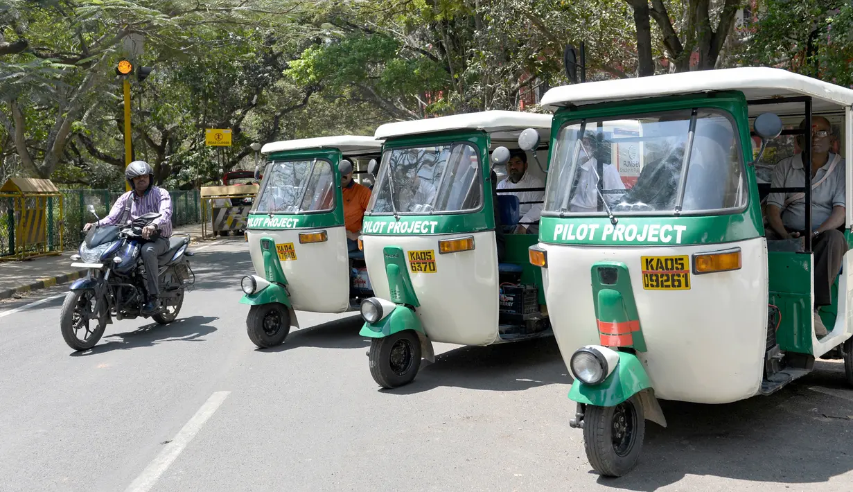 Sejumlah Bajaj 'Eleric-Auto' saat terparkir di Bangalore, India, Sabtu (5/3). Di India 20 persen masyarakatnya menggunakan transportasi umum untuk berpergian dan Bajaj 'Eleric-Auto' salah satunya. MANJUNATH KIRAN / AFP)