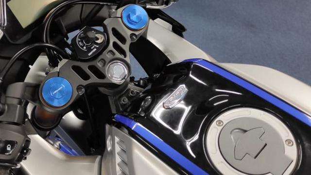 Emblem R15 di tangki all new R15M Connected ABS (Arief A/Liputan6.com)