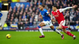 Pemain Arsenal William Saliba (kanan) berebut bola dengan pemain Everton Dominic Calvert-Lewin pada pertandingan sepak bola Liga Inggris di Goodison Park, Liverpool, Inggris, 4 Februari 2023. Everton mengalahkan Arsenal dengan skor 1-0. (AP Photo/Jon Super)