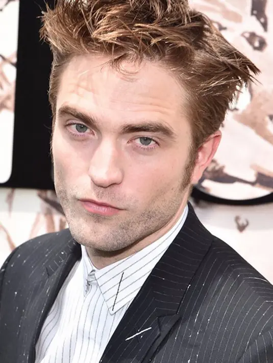 “Aku pernah mencuri di toko. Aku ambil satu sampai dua majalah berbau porno. Padahal saat itu aku masih mengenakan seragam sekolah yang bisa dibilang menjadi sebuah kebanggaan,” tutur Robert Pattinson. (Instagram/robertpattinsonpriv)
