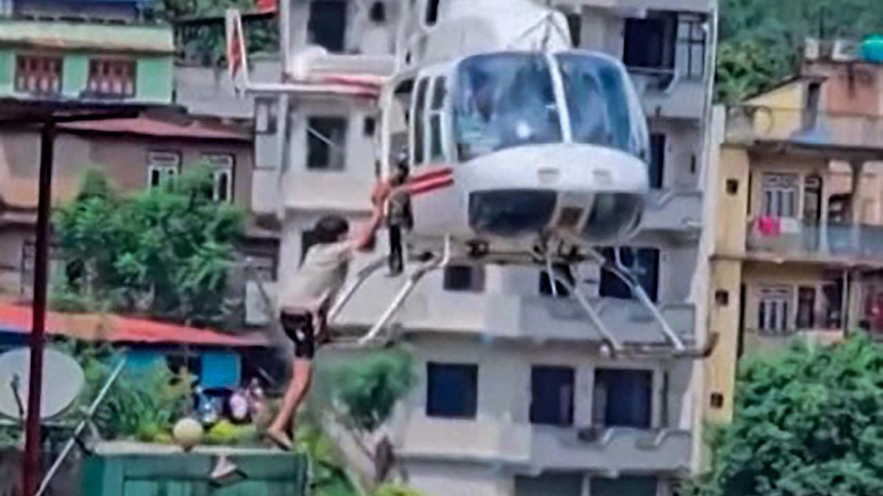 Helikopter Evakuasi Korban Banjir Bandang di Nepal