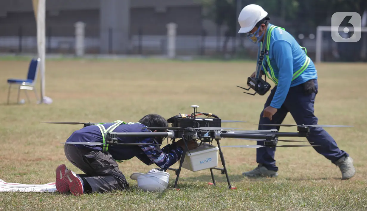Peserta mengoperasikan dronenya saat lomba drone KASAU CUP KASAU CUP 2020 di Lapangan Wisma Aldiron, Jakarta, Sabtu (12/9/2020). Lomba yang diselengarakan TNI AU World Airsport Federation Federasi Aero Sport Indonesia memperebutkan piala Kasau Cup 2020 dengan lima kategori. (merdeka.com/Imam Buhori