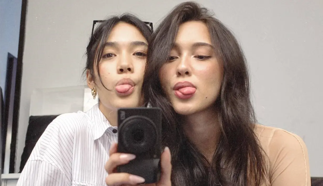 Adu akting bersama Nurra Datau dalam series Cinta Pertama Ayah, keduanya pun abadikan potret bareng. Dalam media sosial Instagramnya, kedua selebriti ini tampil mencuri perhatian dengan ekspresinya yang lucu. (Liputan6.com/IG/@yasminnapper)