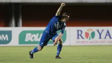 Bek Persib Bandung, Nick Kuipers, melakukan selebrasi usai mencetak gol ke gawang Persebaya Surabaya pada laga perempat final Piala Menpora 2021 di Stadion Maguwoharjo, Sleman, Minggu (11/4/2021). (Bola.com/M Iqbal Ichsan)